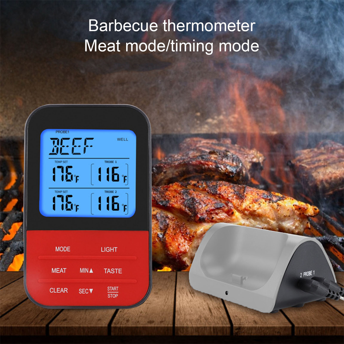 Digitales Grillthermometer mit Temperaturanzeige. Steak und Hähnchen im Hintergrund sichtbar.