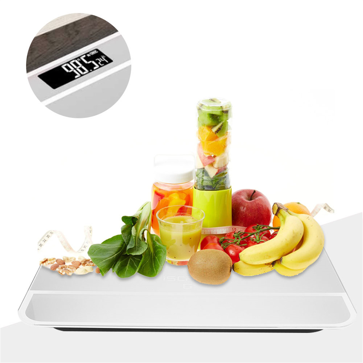 Weiße Digitalwaage mit Obst und gesunden Snacks. Ein kleiner Kreis zeigt das Gewicht auf der Waage.