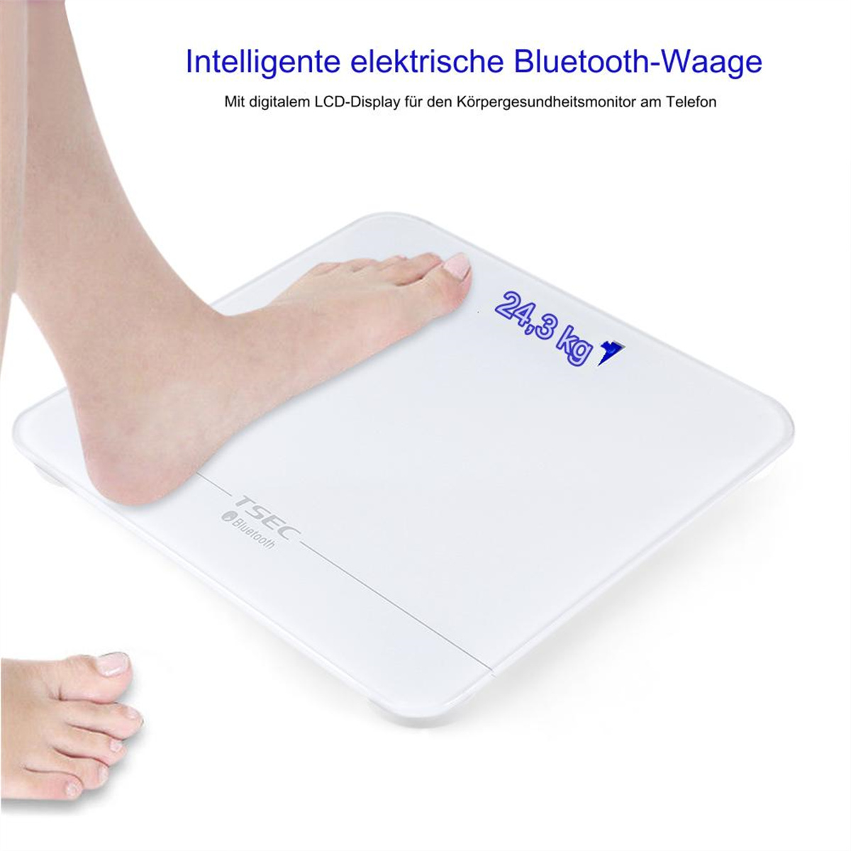 Weiße Digitalwaage mit Fuß darauf, Gewicht anzeigend. Weißer Hintergrund.