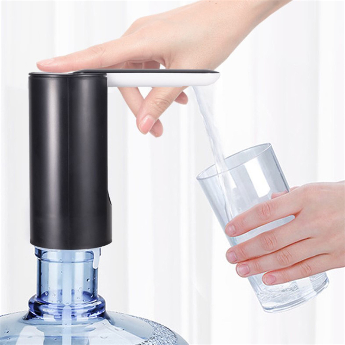 Ein schwarz-blauer Wasserspender, mit einer Hand, die Wasser in ein Glas gießt.