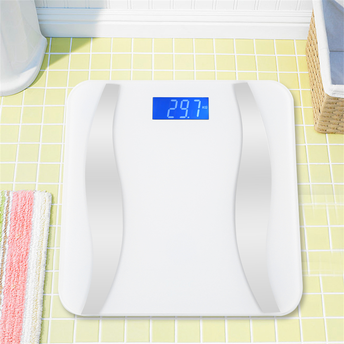 Eine weiße Waage mit einer blauen Digitalanzeige, die 29,7 kg anzeigt. Sie steht auf einem gelben Fliesenboden.