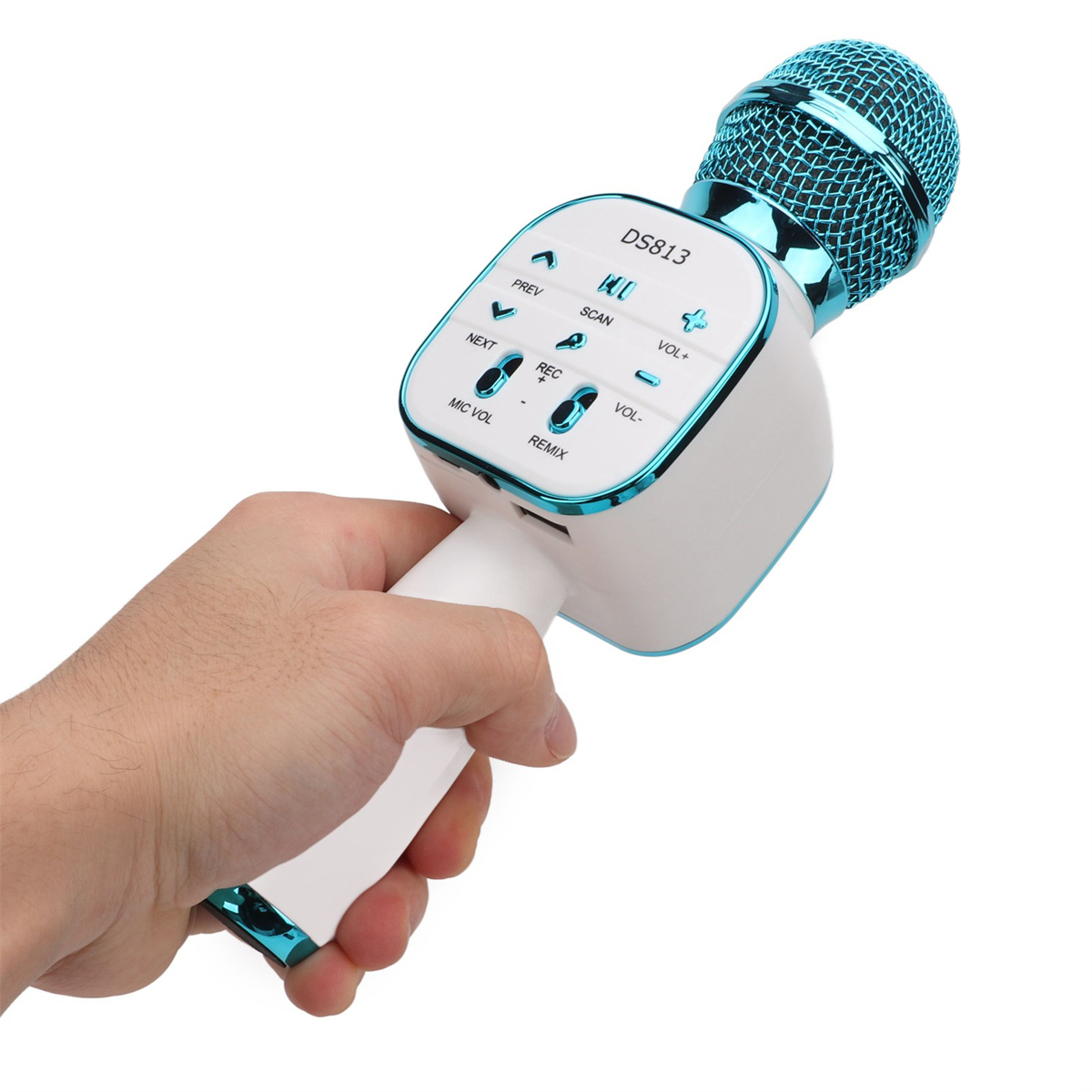 Hand hält ein weiß-blaues Karaoke-Mikrofon mit Steuertasten.