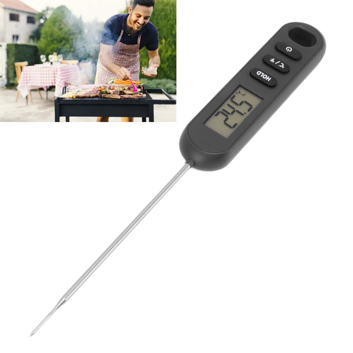 Schwarzes digitales Thermometer mit 24,5°C, Mann grillt im Hintergrund.