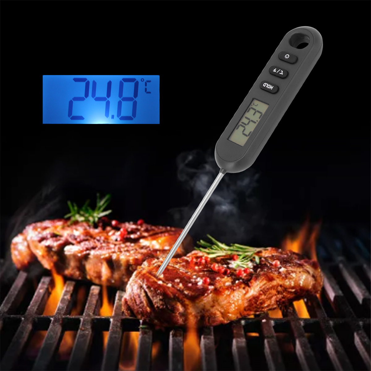 Steaks auf dem Grill mit Thermometer, das 24,8 °C anzeigt. Der Hintergrund ist schwarz.