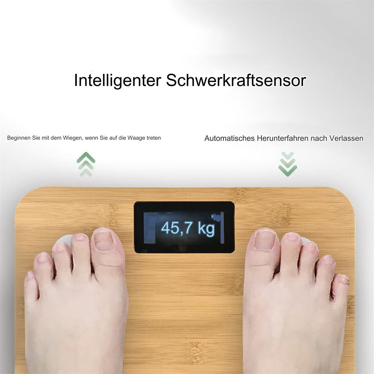 Füße einer Person auf einer Holzwaage mit Digitalanzeige. Text: 45,7 kg. Pfeile und Text sind sichtbar.