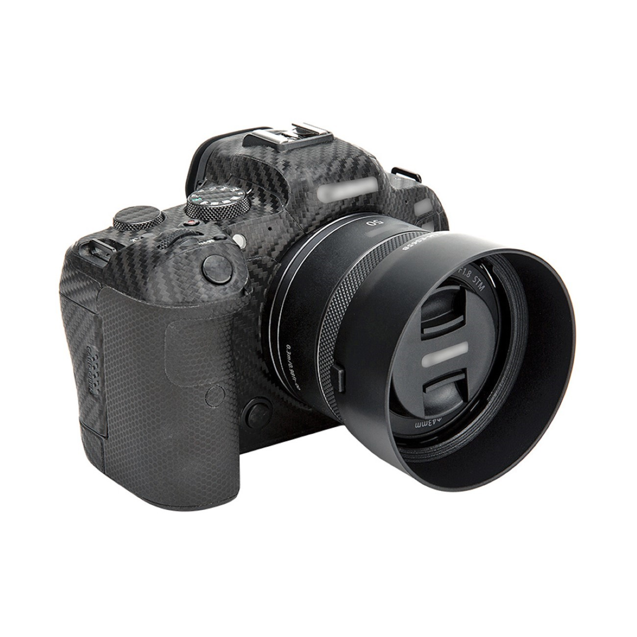 Eine schwarze DSLR-Kamera und Carbonfaser mit Objektiv, auf weißem Hintergrund.