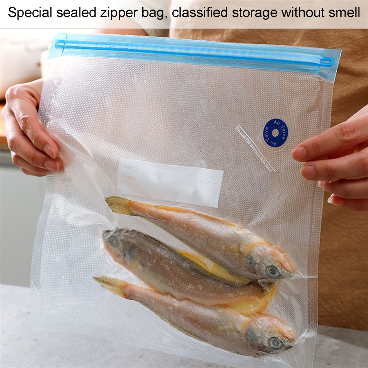 Hände halten eine durchsichtige Tüte mit Fisch. Etikett mit Platz für Datum und Notizen.