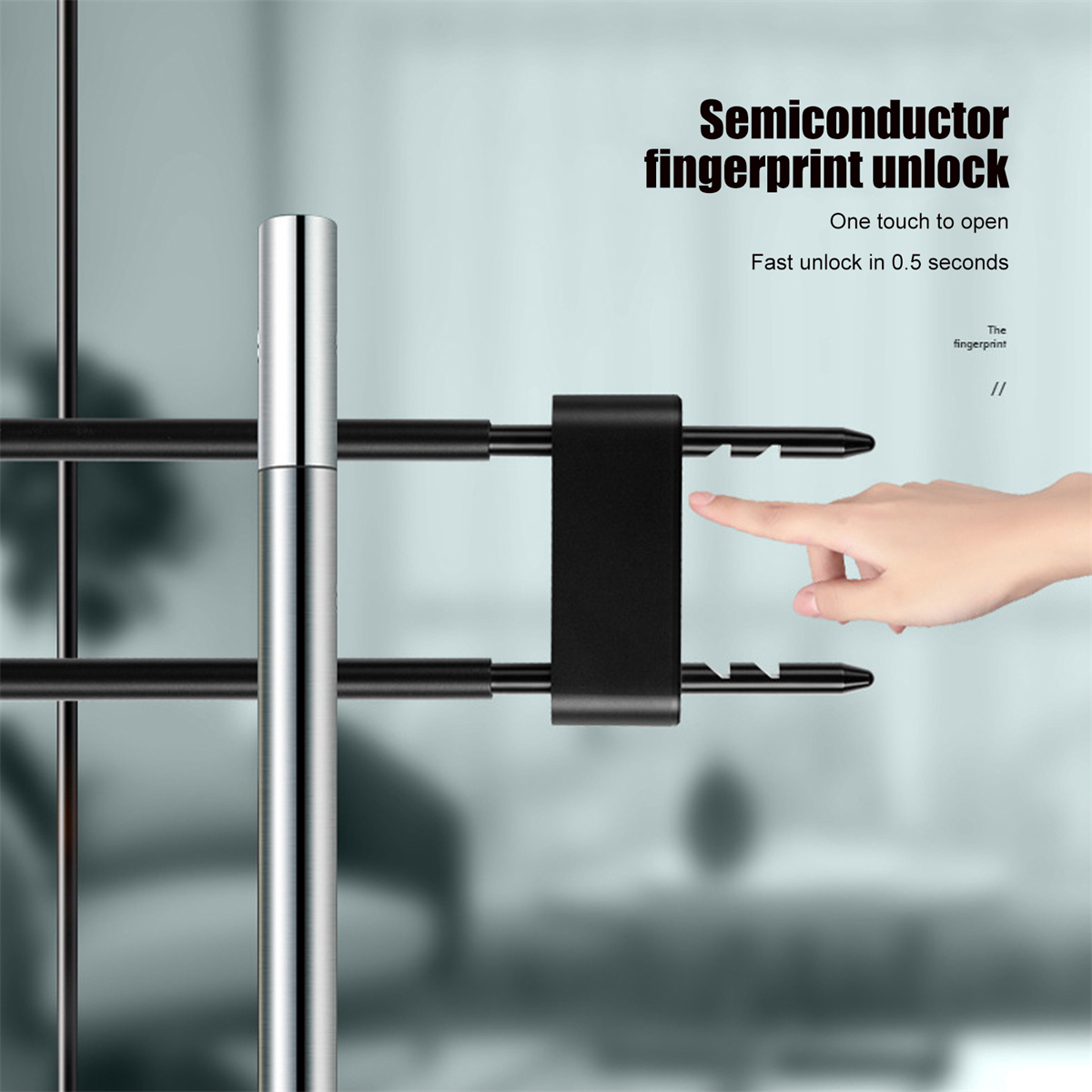 Fingerabdruckschloss an einem schwarz-silbernen Rahmen. Eine Hand berührt den Fingerabdrucksensor.