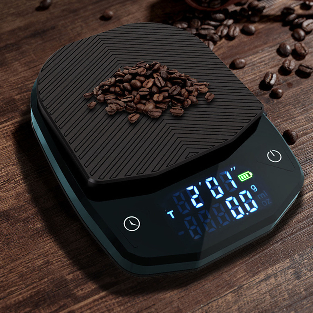 Eine schwarze Kaffeewaage mit Anzeige von Gewicht und Zeit. Kaffeebohnen liegen obenauf.