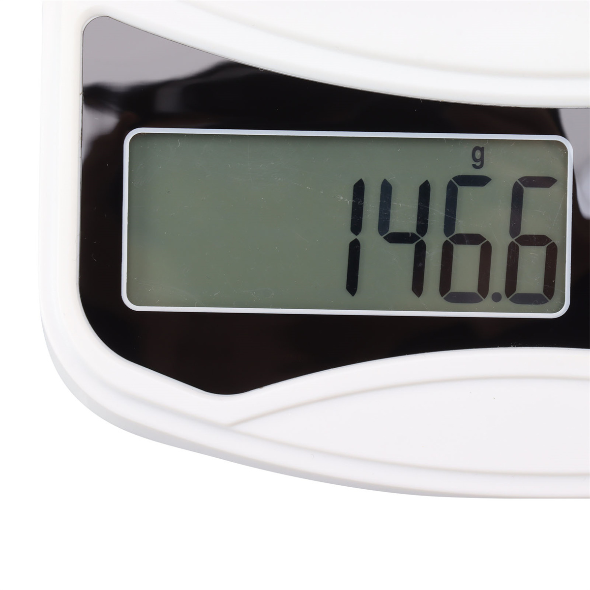 Nahaufnahme der Anzeige einer digitalen Waage mit einem Gewicht von 146,6 g.