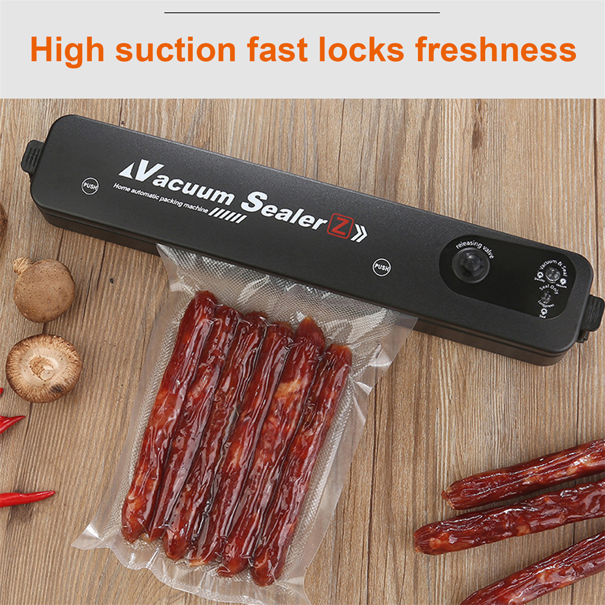 Vakuumiergerät auf einem Holztisch mit Würstchen in einer Tüte und Pilzen. Text: 'Vacuum Sealer Z'.