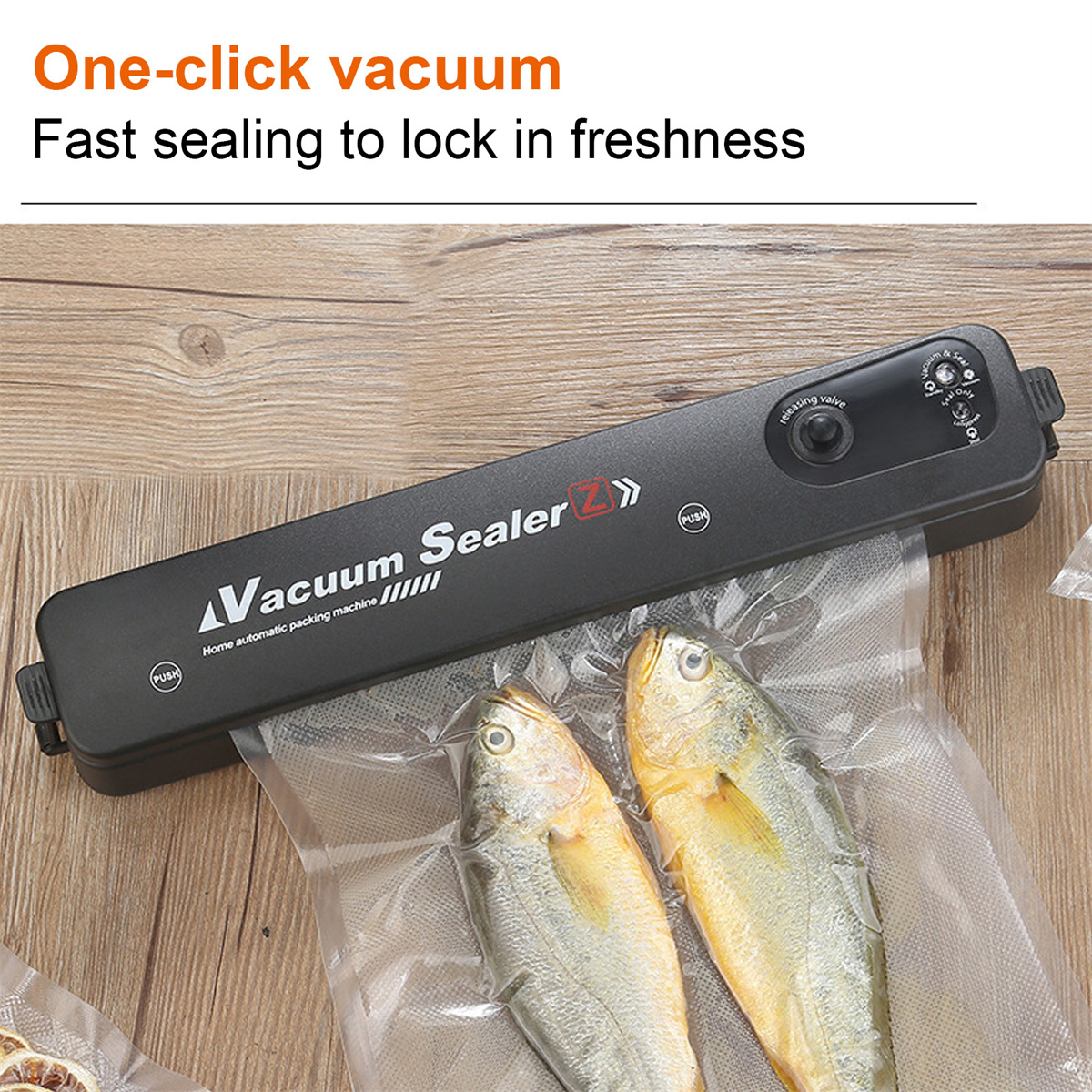 Vakuumiergerät mit Fisch in einem Beutel auf Holzoberfläche.