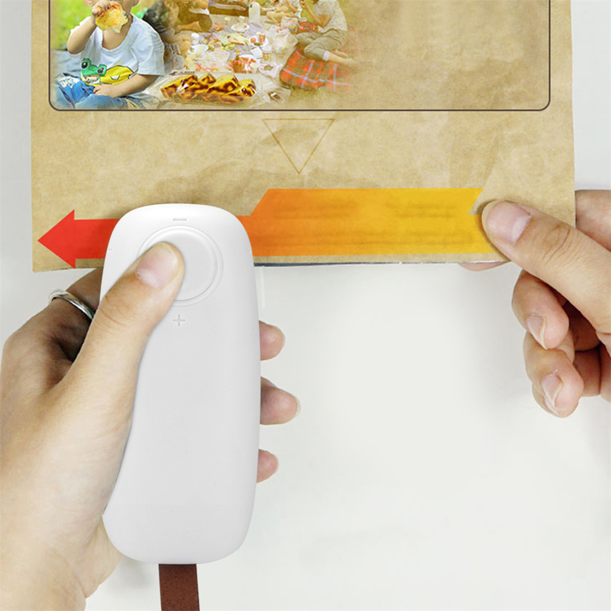 Weißes Hand-Beutelversiegelungsgerät, versiegelt Beutel, Pfeil und Essen im Hintergrund.