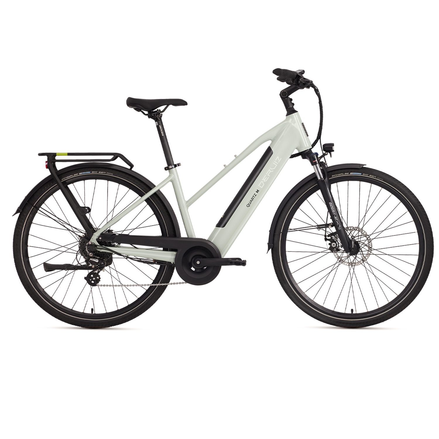 Ein hellgrünes Elektrofahrrad mit schwarzen Reifen und Schutzblechen, auf weißem Hintergrund.