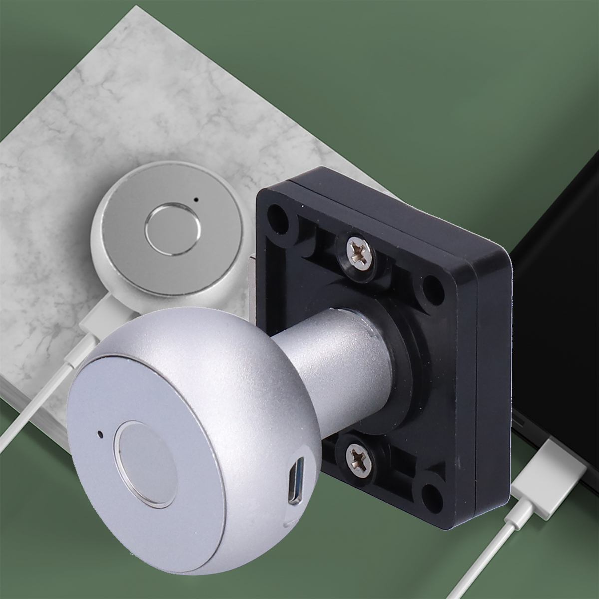 Silbernes und schwarzes Gerät mit USB-Anschluss und Ladekabel.
