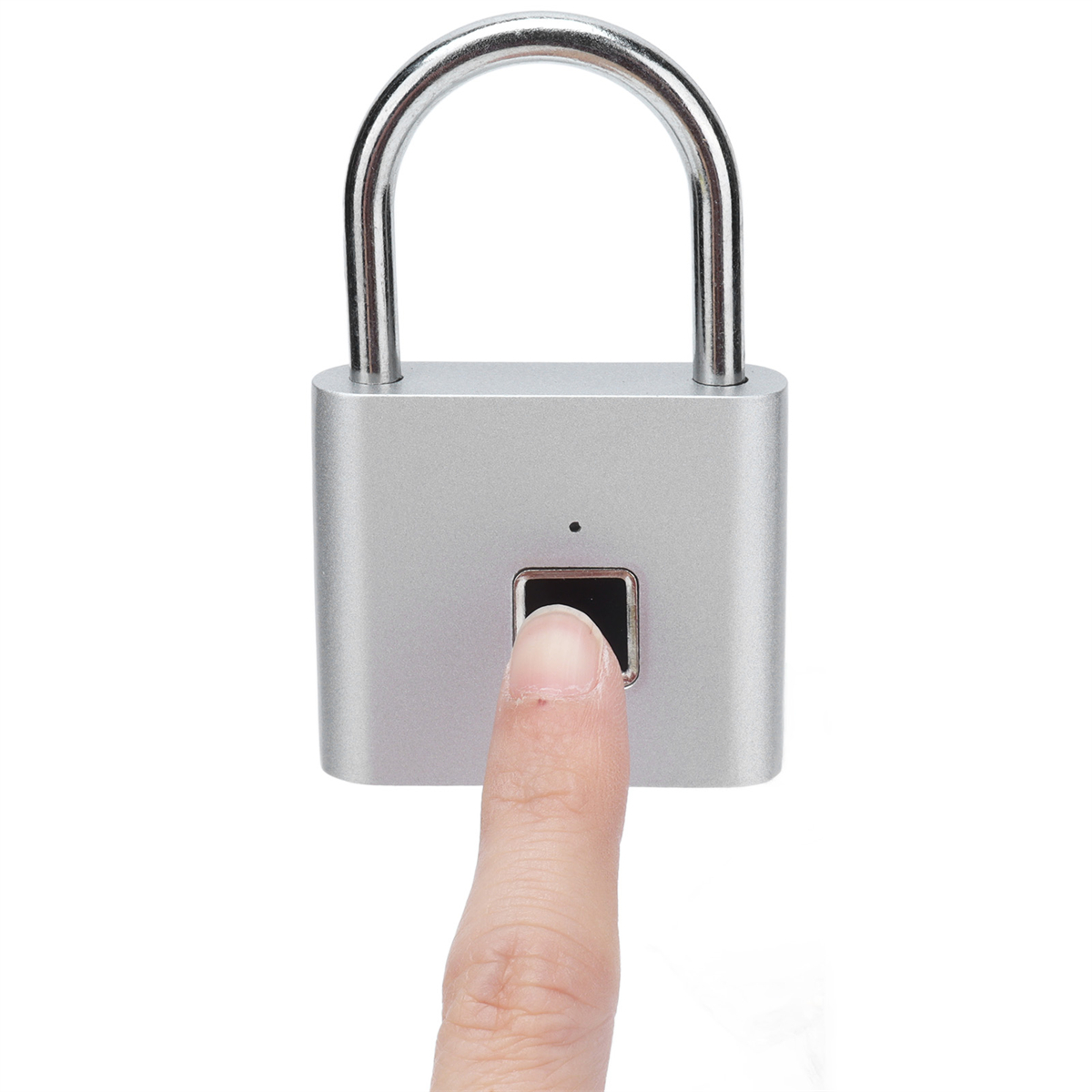 Silbernes Fingerabdruck-Vorhängeschloss mit Finger auf dem Sensor, weißer Hintergrund.
