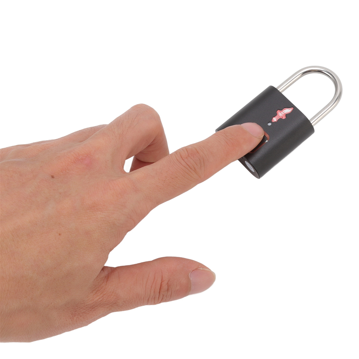 Eine Hand hält ein schwarzes Vorhängeschloss. Der Finger berührt die Oberfläche des Schlosses.