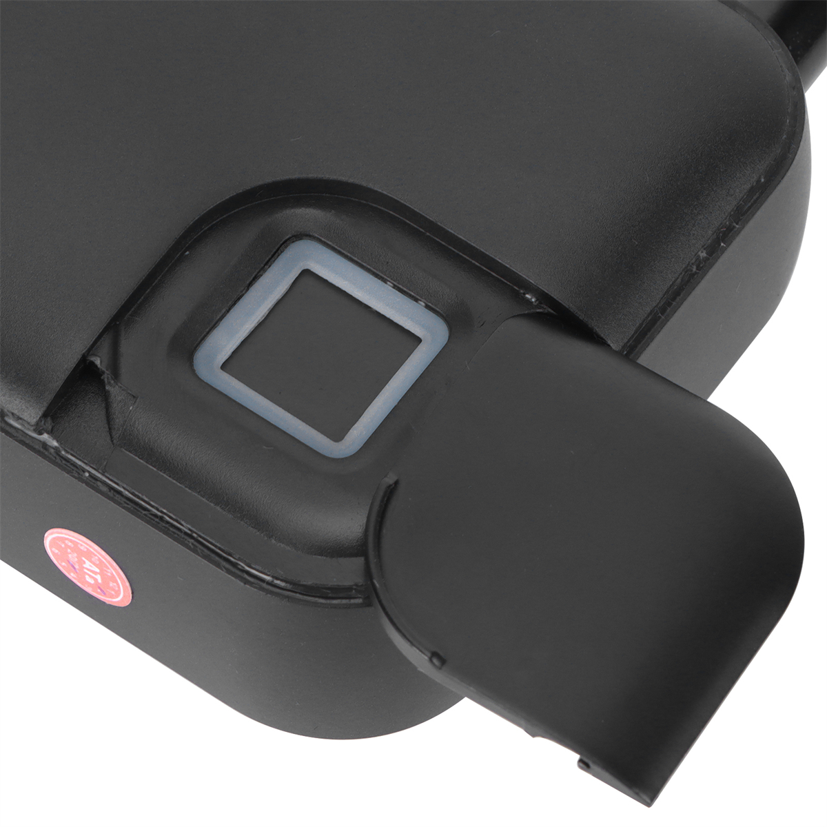 Nahaufnahme eines schwarzen Geräts mit Fingerabdrucksensor und Schiebeabdeckung.