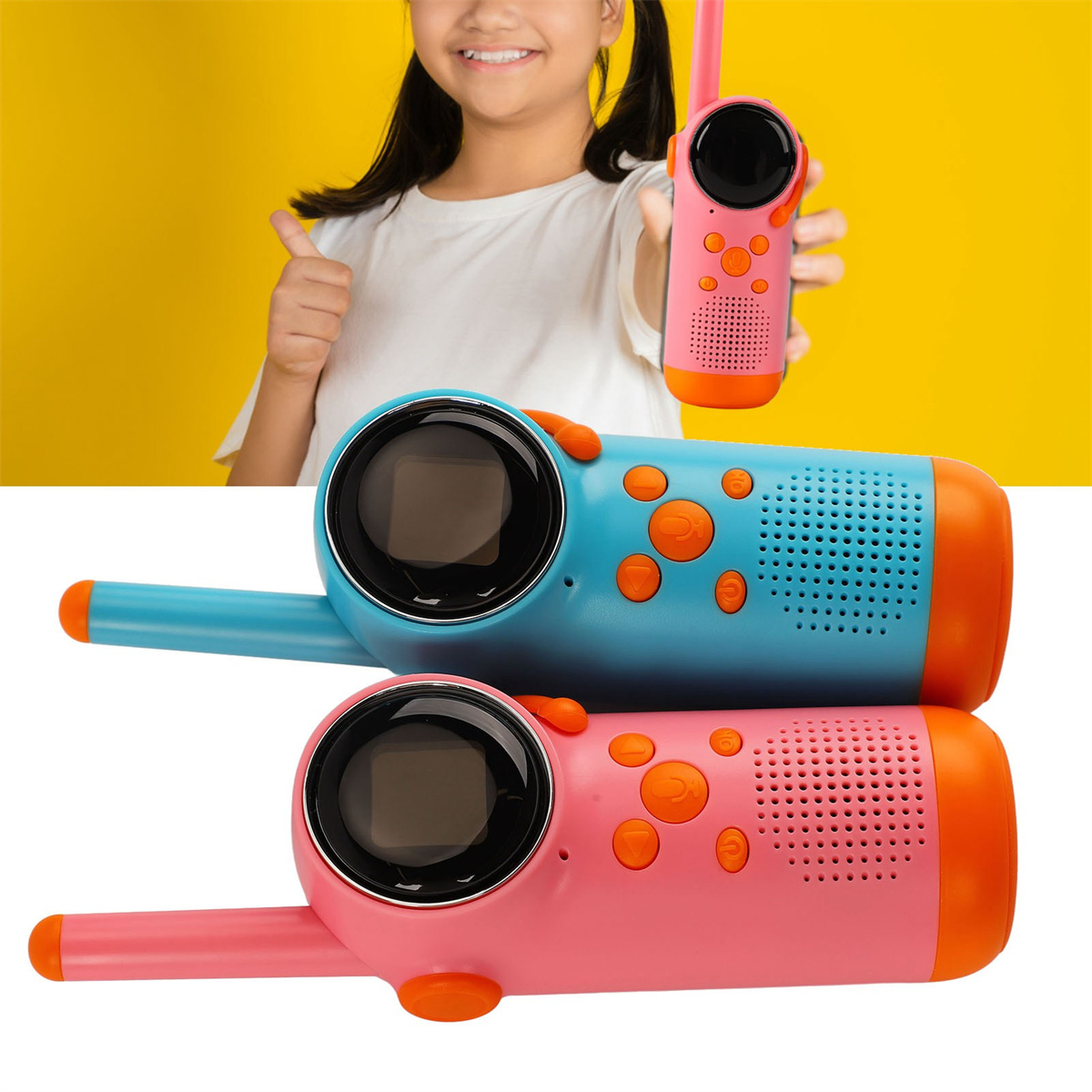 Zwei Walkie-Talkies, eines blau und eines rosa, gehalten von einem Mädchen, das den Daumen hochhält.