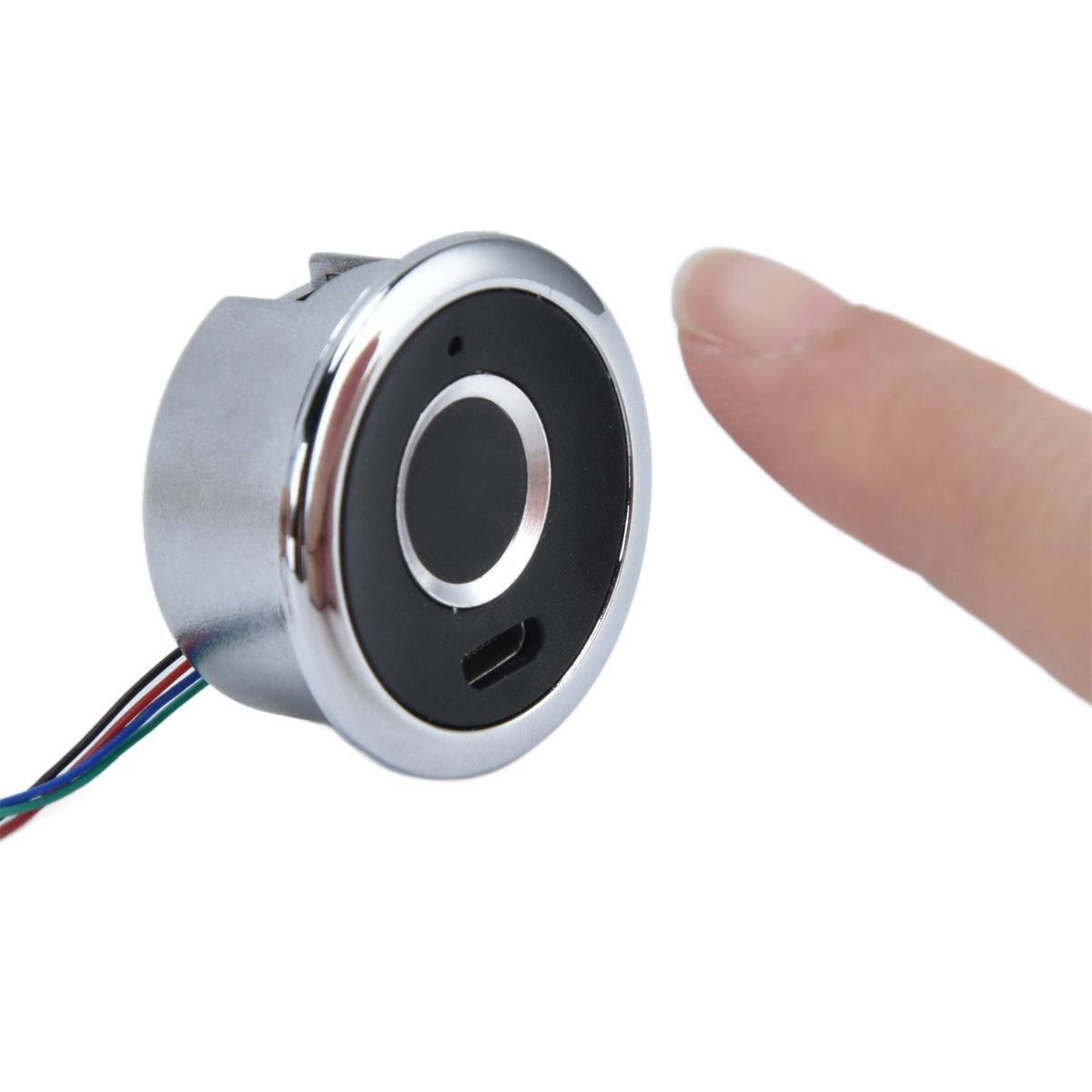 Finger berührt Fingerabdruckscanner, metallischer Kreis mit schwarzem Zentrum, Drähte sichtbar.