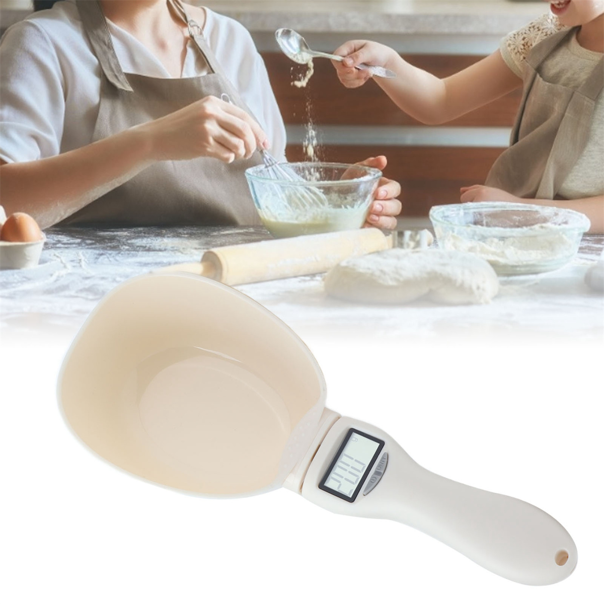 Eine weiße digitale Küchenwaage mit Essen und Personen im Hintergrund.
