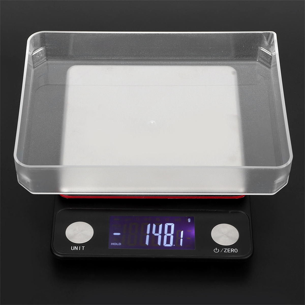 Schwarze digitale Küchenwaage mit durchsichtiger Schale, die ein Gewicht von 148,1 g anzeigt.