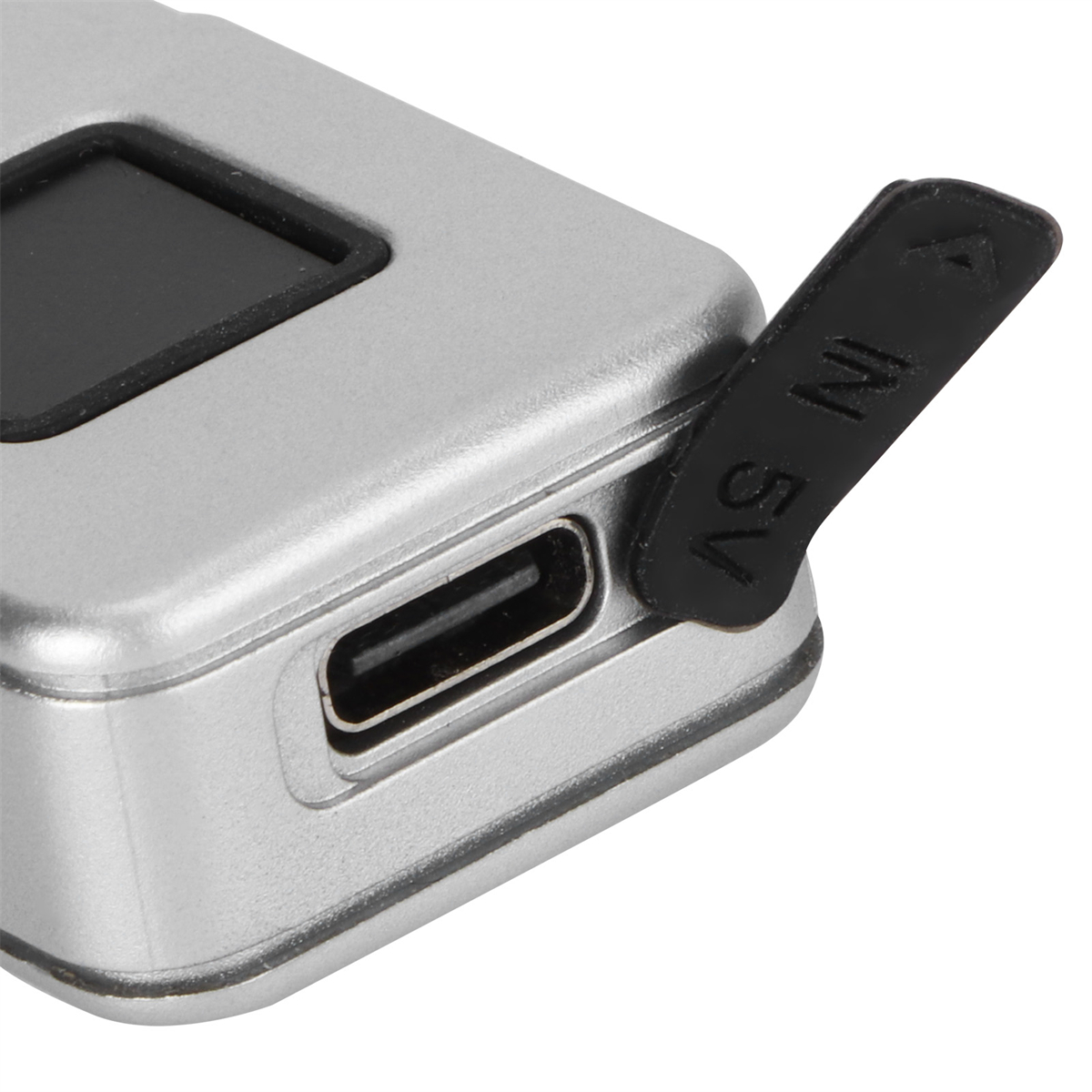 Nahaufnahme eines silbernen Geräts mit schwarzer Öffnung für USB-Kabel.
