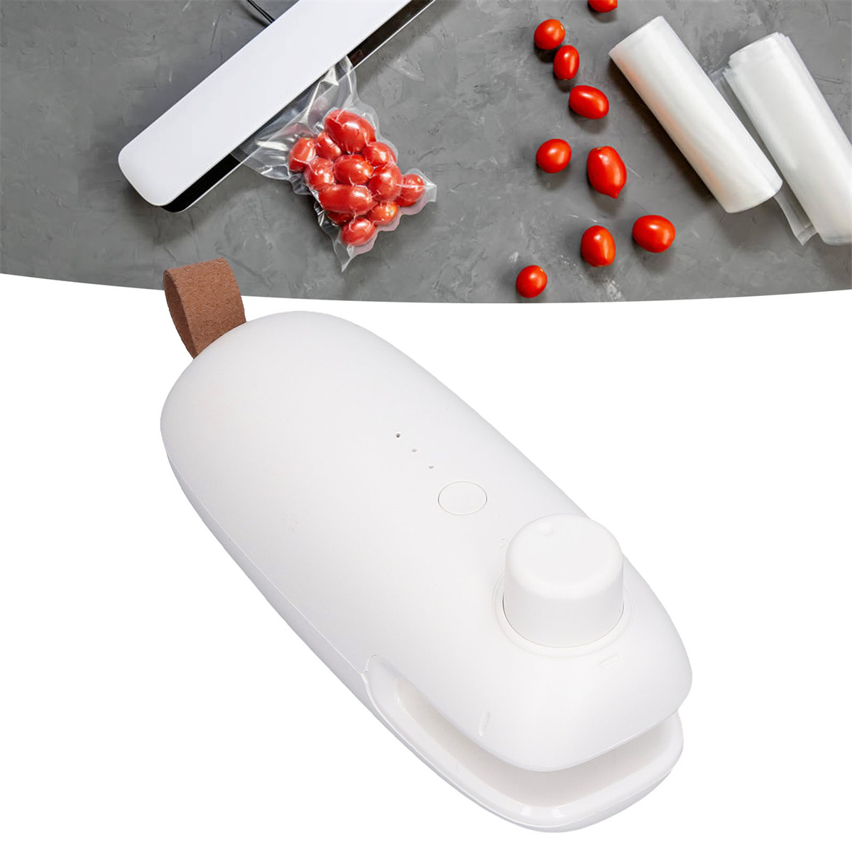 Weißes tragbares Lebensmittelversiegelungsgerät mit Tomaten im Beutel und Versiegelungszubehör.