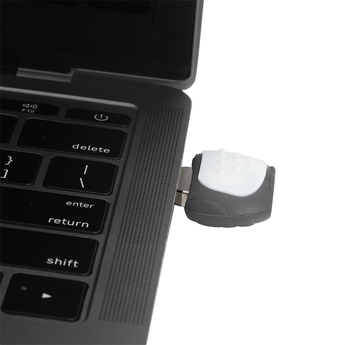 Ein USB-Stick, der in einen Laptop eingesetzt wird, mit einem einzigartigen Design.
