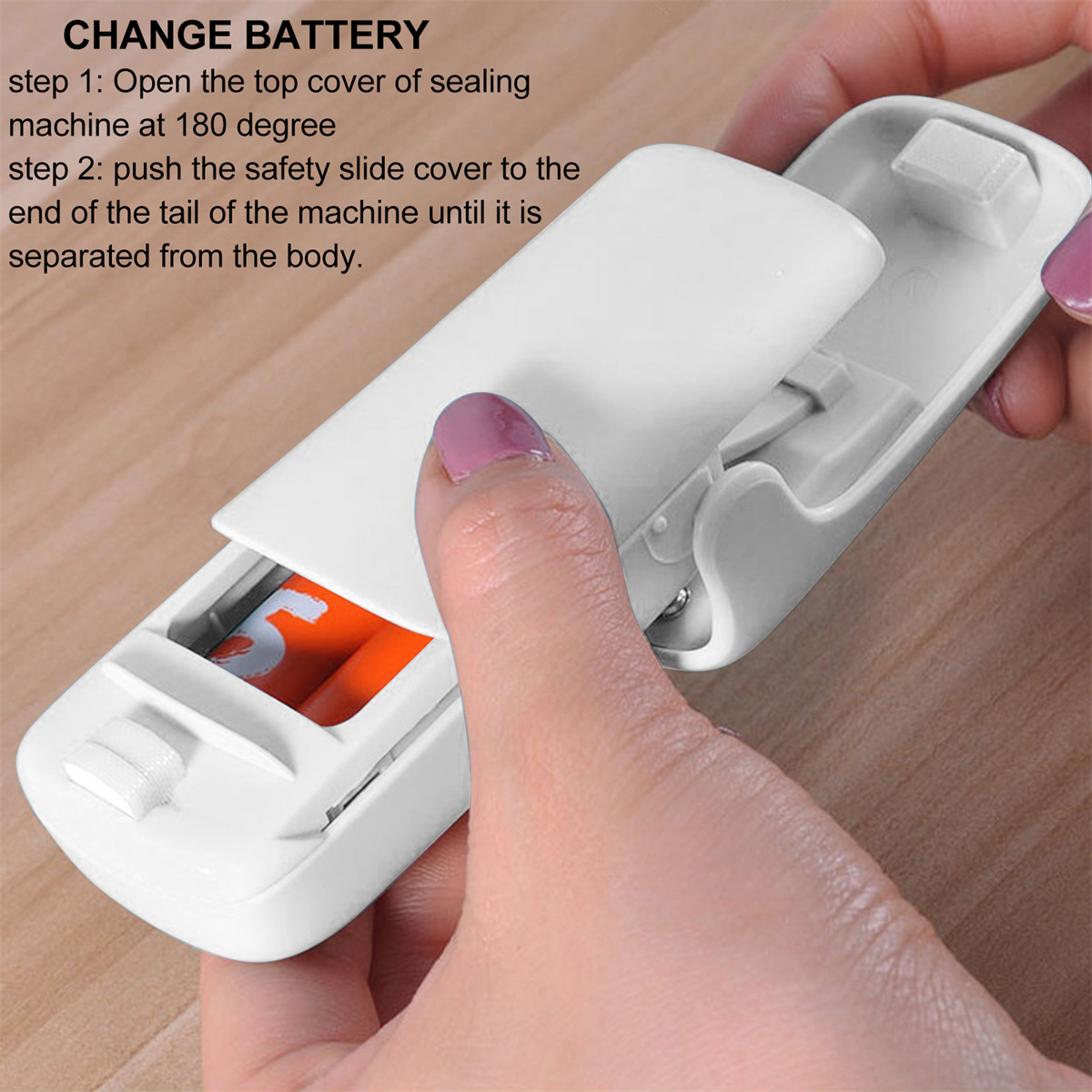 Hände öffnen eine weiße Versiegelungsmaschine, um Batterien zu wechseln, und zeigen das Batteriefach.