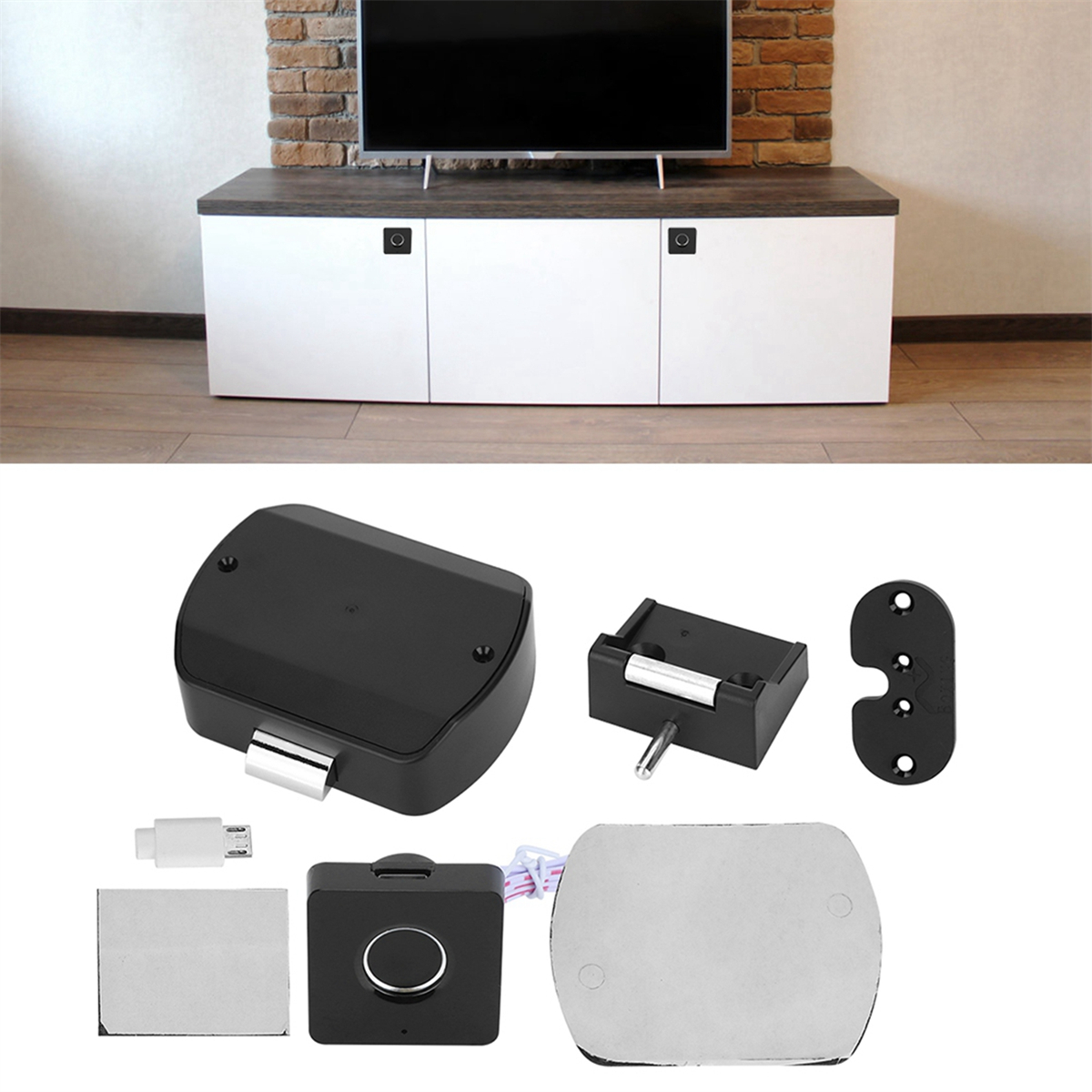 Schrank mit Fingerabdruck, Zubehör. Schwarzer Schrank mit Fernseher im Hintergrund.