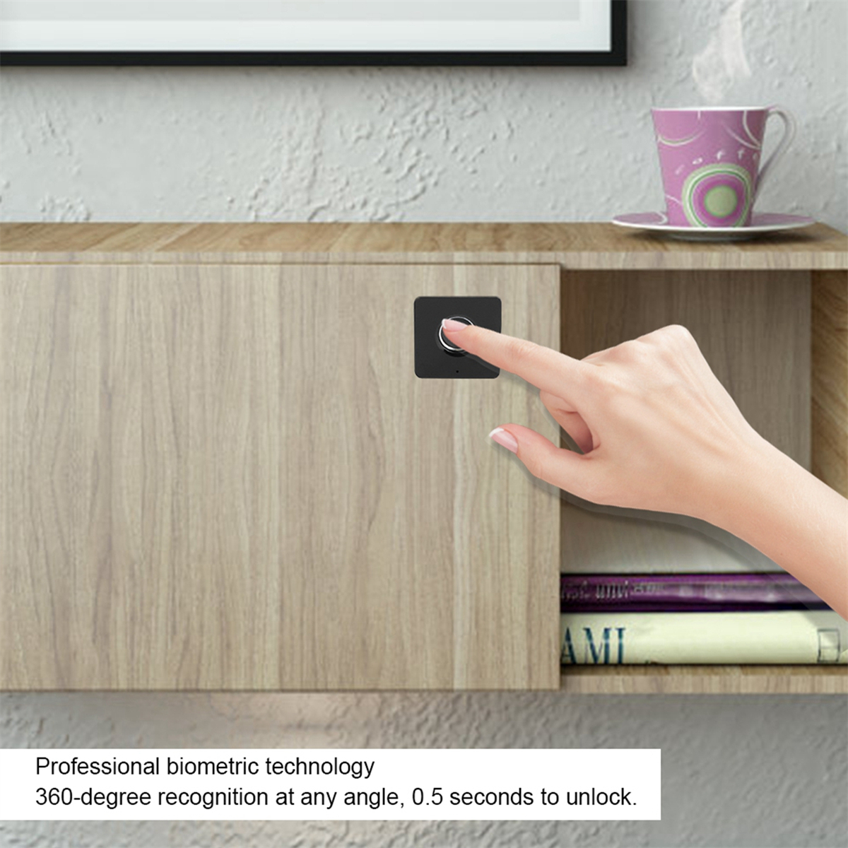 Ein Finger drückt einen schwarzen biometrischen Sensor auf einem Holzschrank. Text sagt: 0,5 Sekunden zum Entsperren.