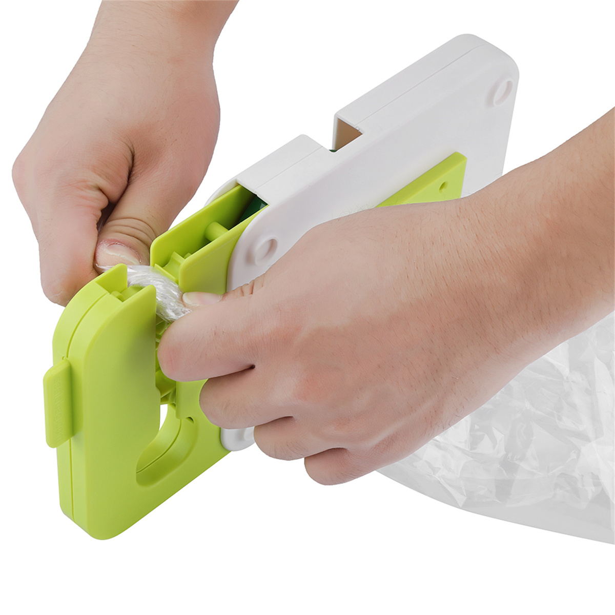 Person verschließt eine Plastiktüte mit einem grün-weißen Versiegelungswerkzeug.
