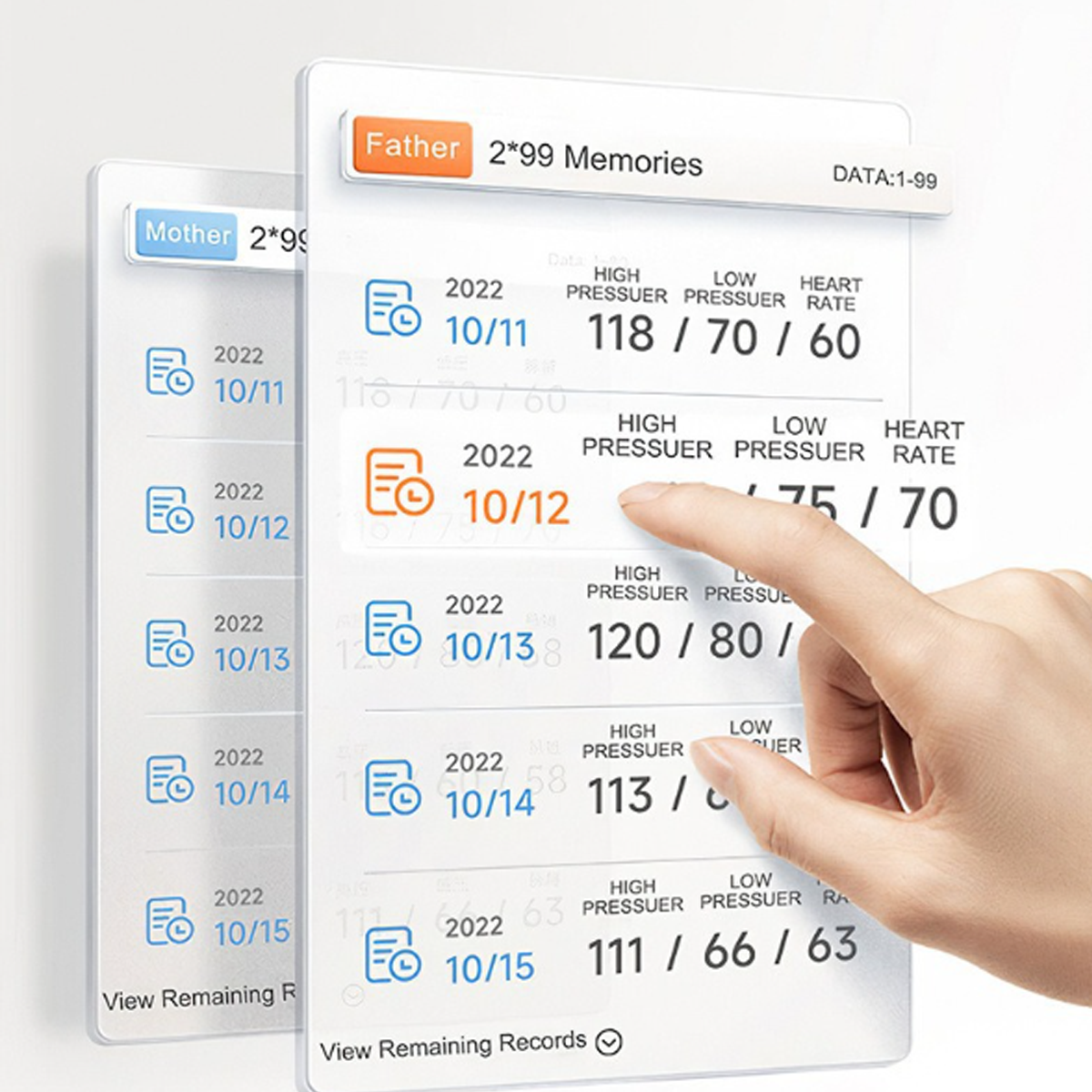 Digitalanzeige mit Blutdruckmesswerten, Hand berührt den Bildschirm.