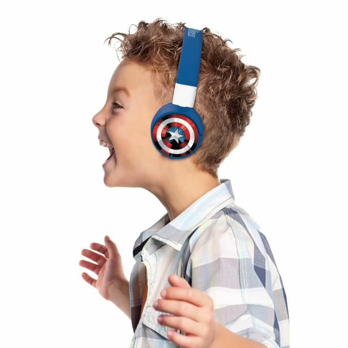 Ragazzo che indossa le cuffie di Captain America, sorridente ed eccitato.