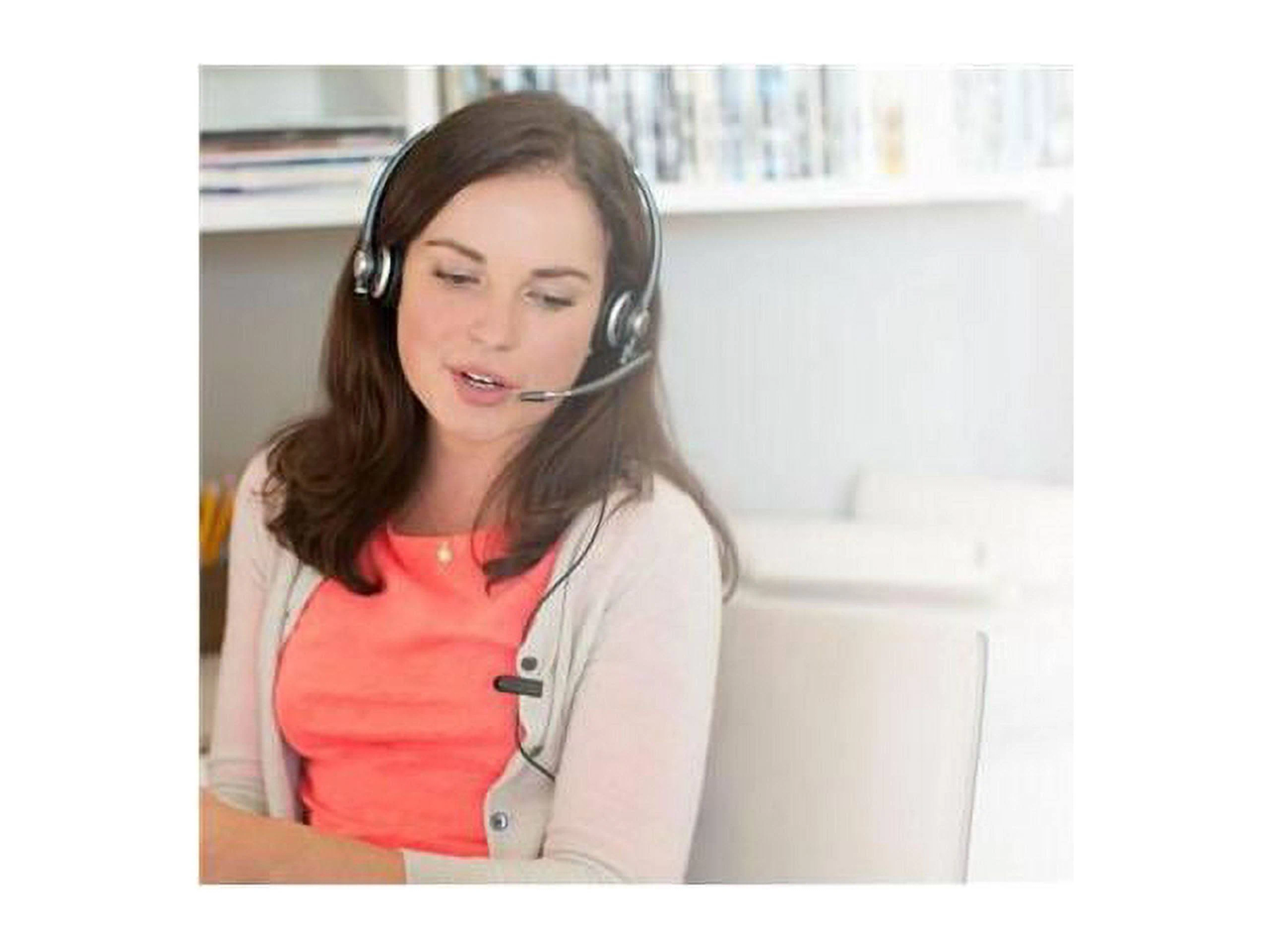 Kobieta w zestawie słuchawkowym, mówi. Znajduje się w biurze.