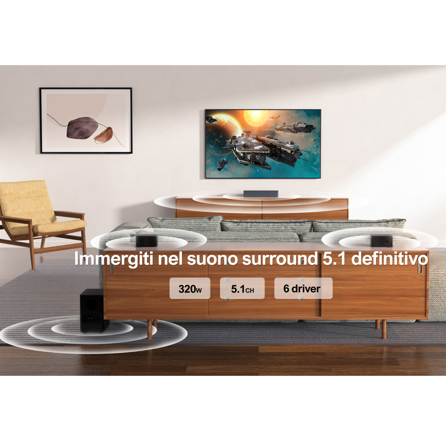 Configurazione soggiorno con TV, impianto audio e mobili. Testo: Immergiti nel suono surround 5.1 definitivo.