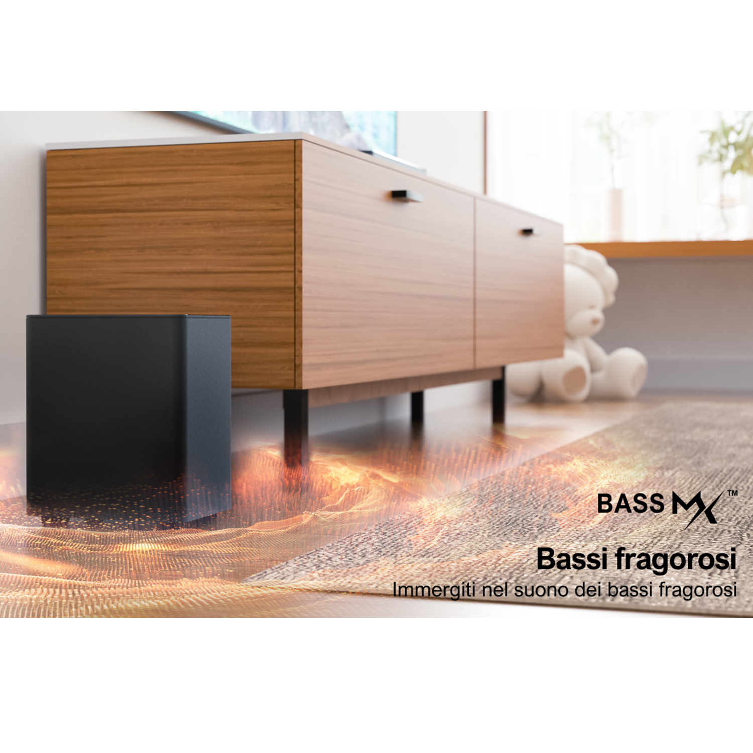 Un subwoofer nero su un pavimento in moquette con un mobile in legno e un orsacchiotto.