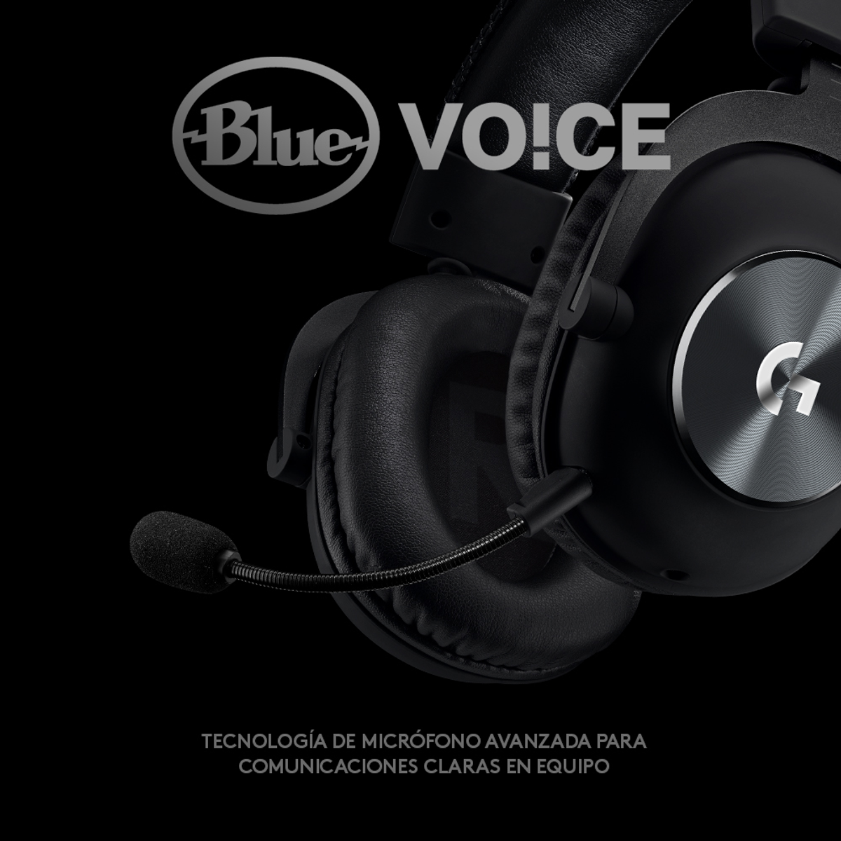 Auriculares negros con micrófono y logo Blue Voice. Fondo oscuro. Texto abajo.