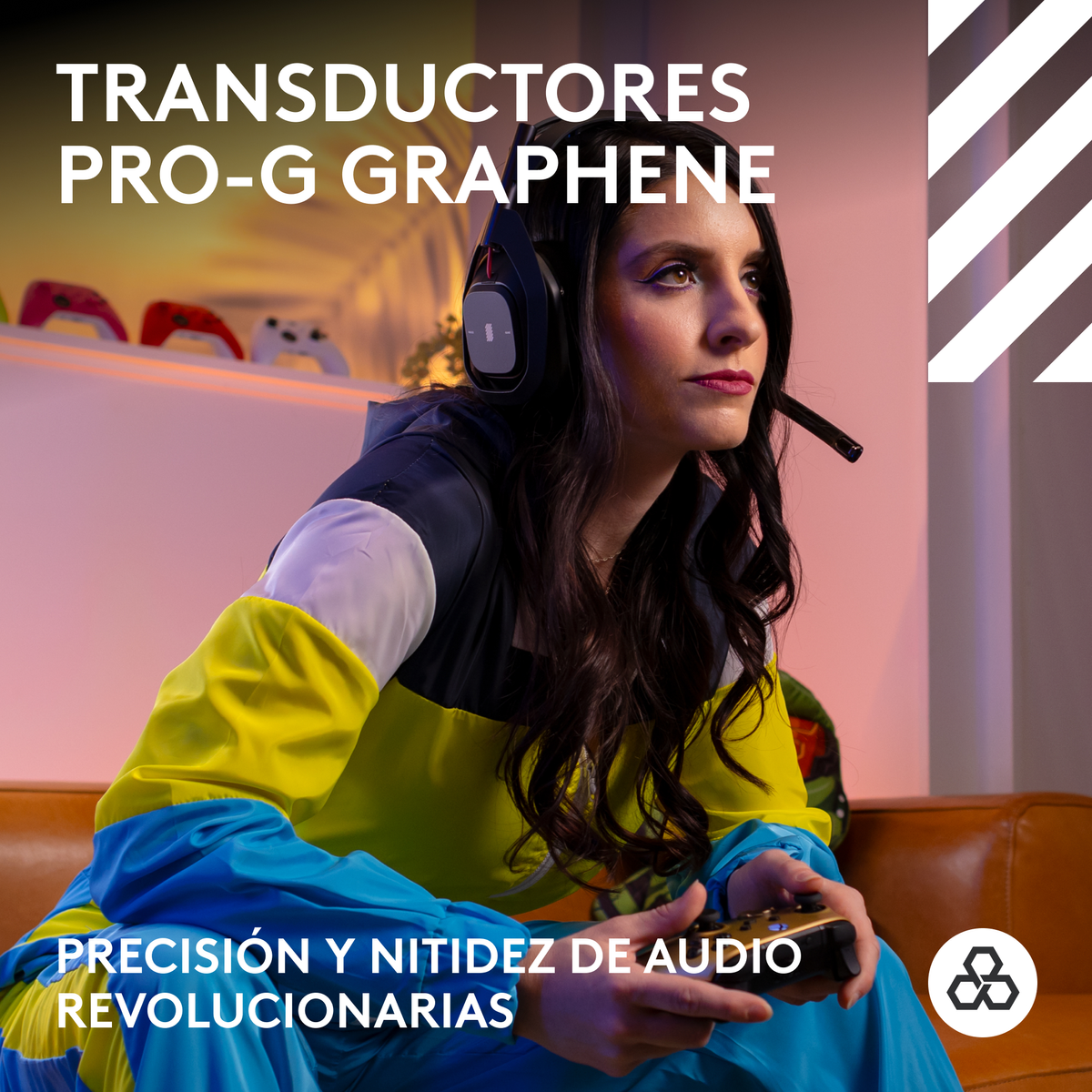 Kobieta w kurtce trzymająca kontroler, nakładka tekstowa.