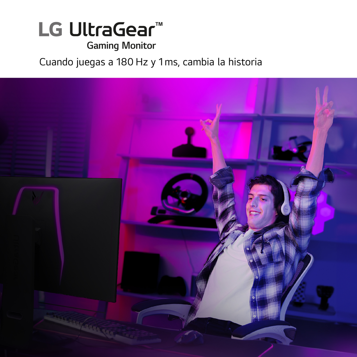 Mężczyzna w konfiguracji do gier, świętuje. Ma na sobie słuchawki. Monitor wyświetla grę. Fioletowe i różowe światła.