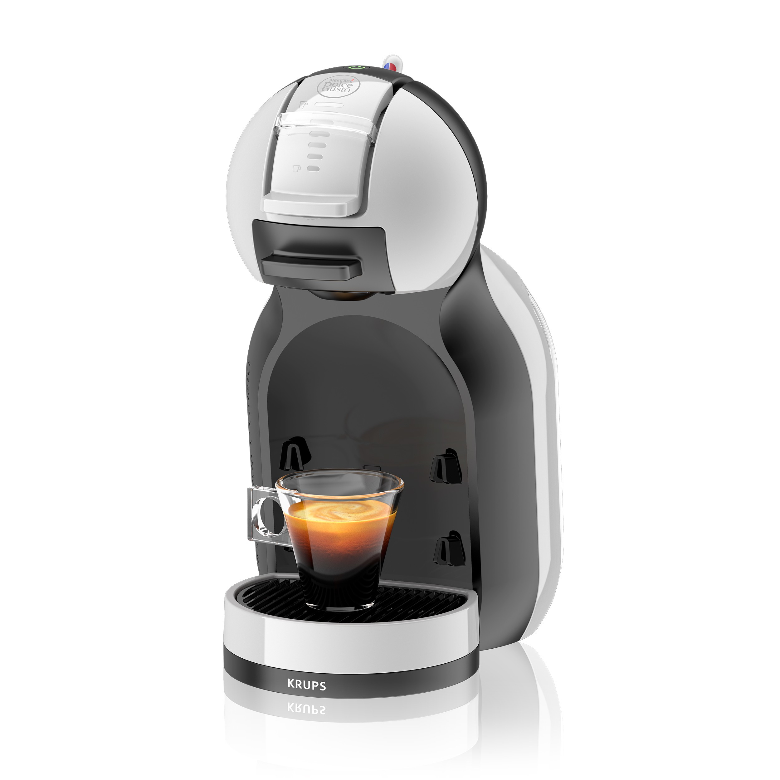 Weiße und schwarze Krups Dolce Gusto Kaffeemaschine mit einem Glas Kaffee.