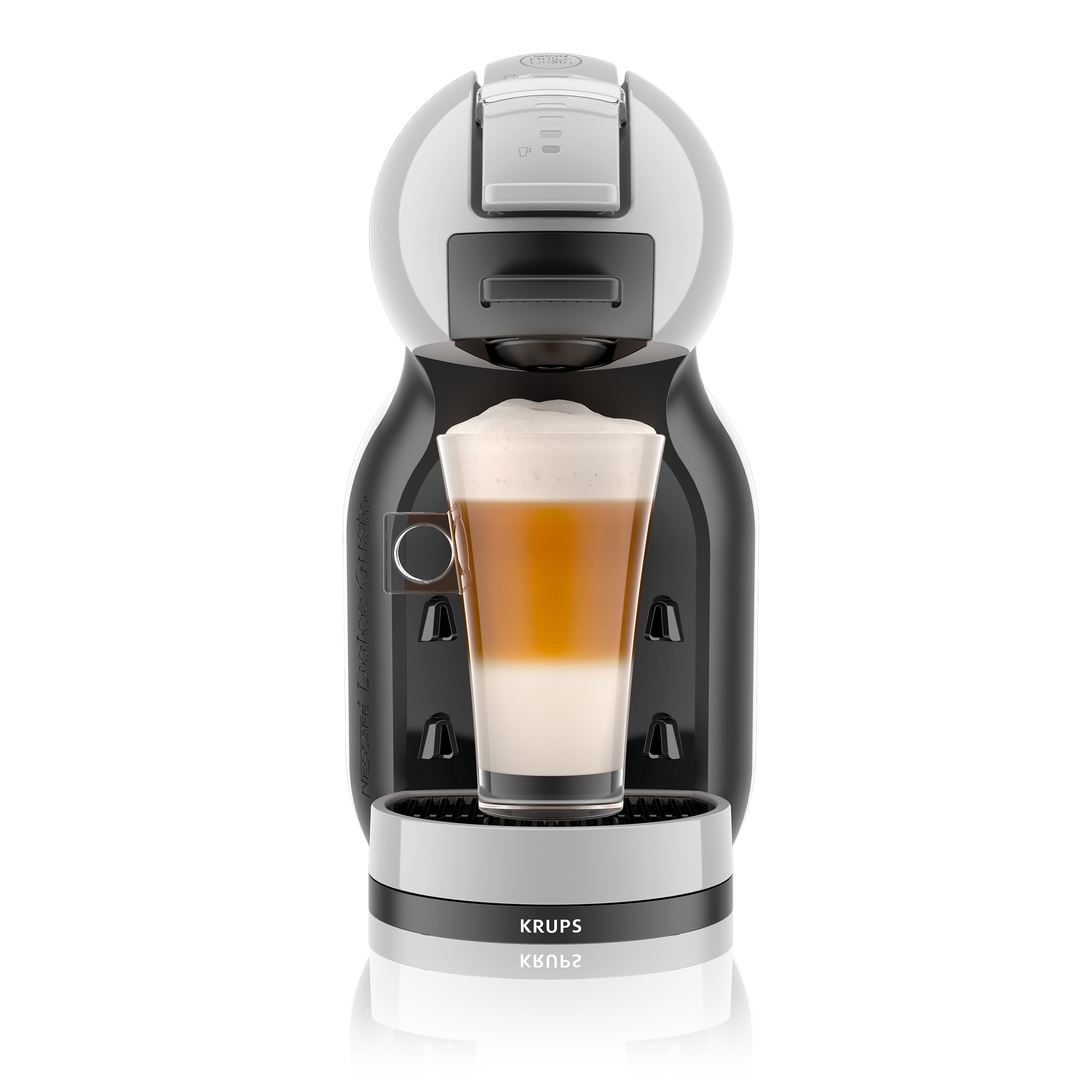 Eine schwarz-weiße Kaffeemaschine mit einem Glas geschichteten Kaffees davor.