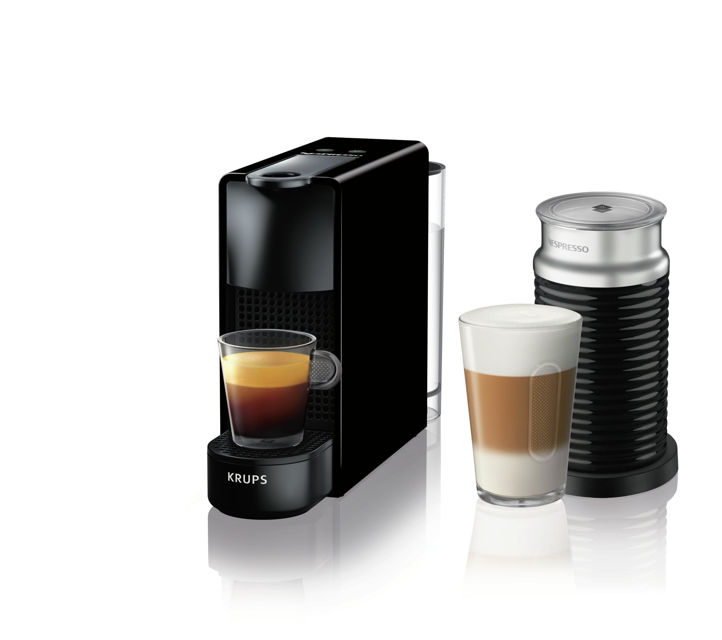 Macchina Nespresso Krups nera con caffè e montalatte. Bicchiere con espresso e latte.