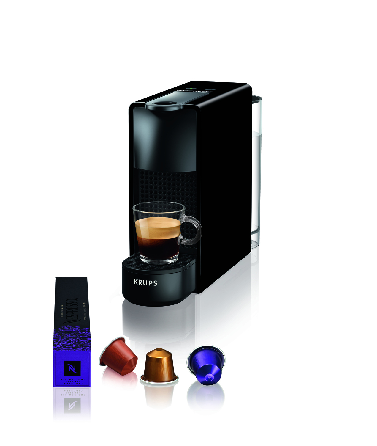 Schwarze Nespresso-Kaffeemaschine, Glas Kaffee, Kapseln. Schwarzer Hintergrund.