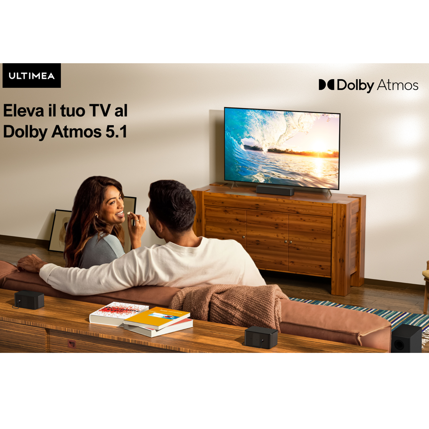 Una coppia si gode una TV con Dolby Atmos, migliorando la loro esperienza home theater.
