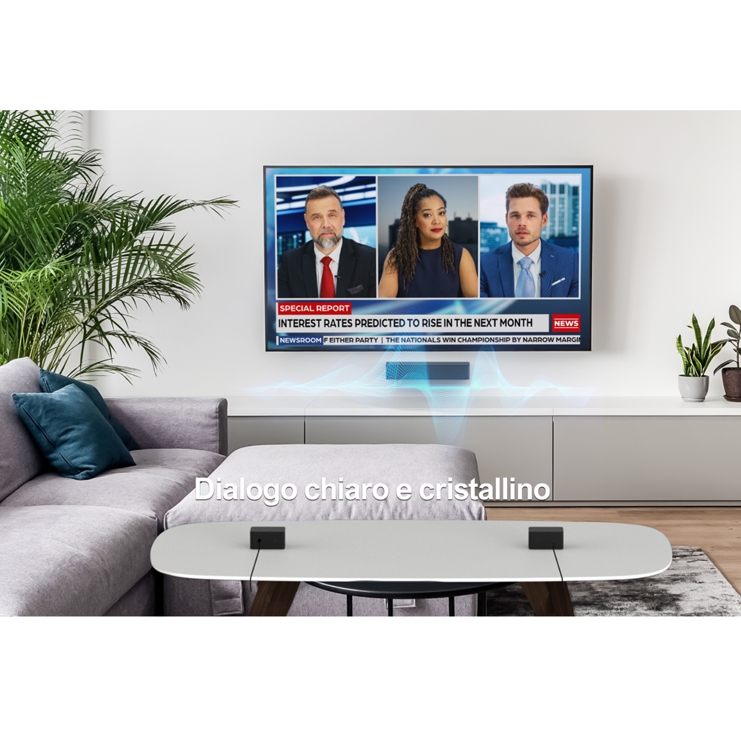 Un salotto con TV che mostra notizie. Due altoparlanti su un tavolo. Testo: 'dialogo chiaro e cristallino'.