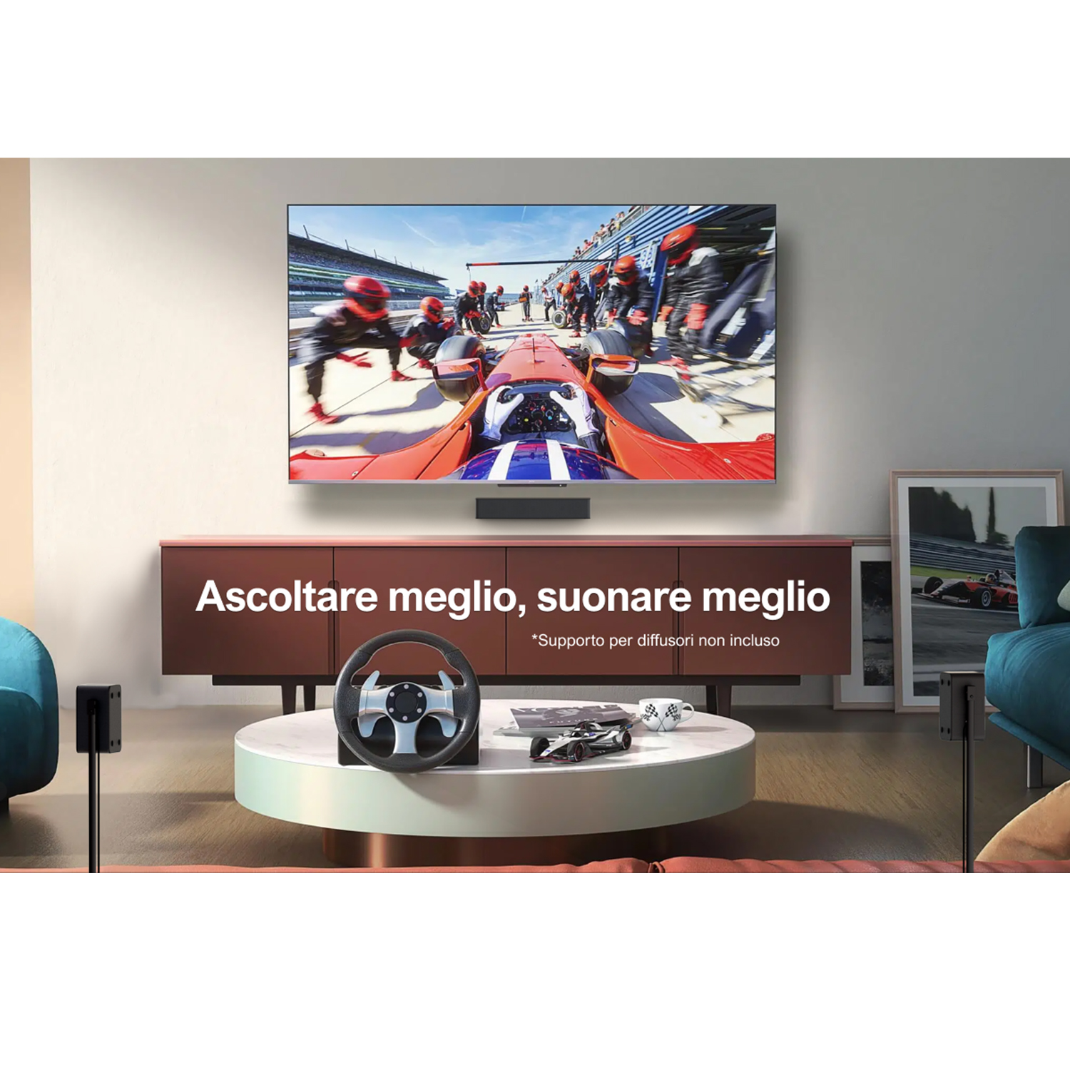 Un salotto con TV che mostra una gara. Diffusori e volante nella stanza. Testo: 'ascoltare meglio'.