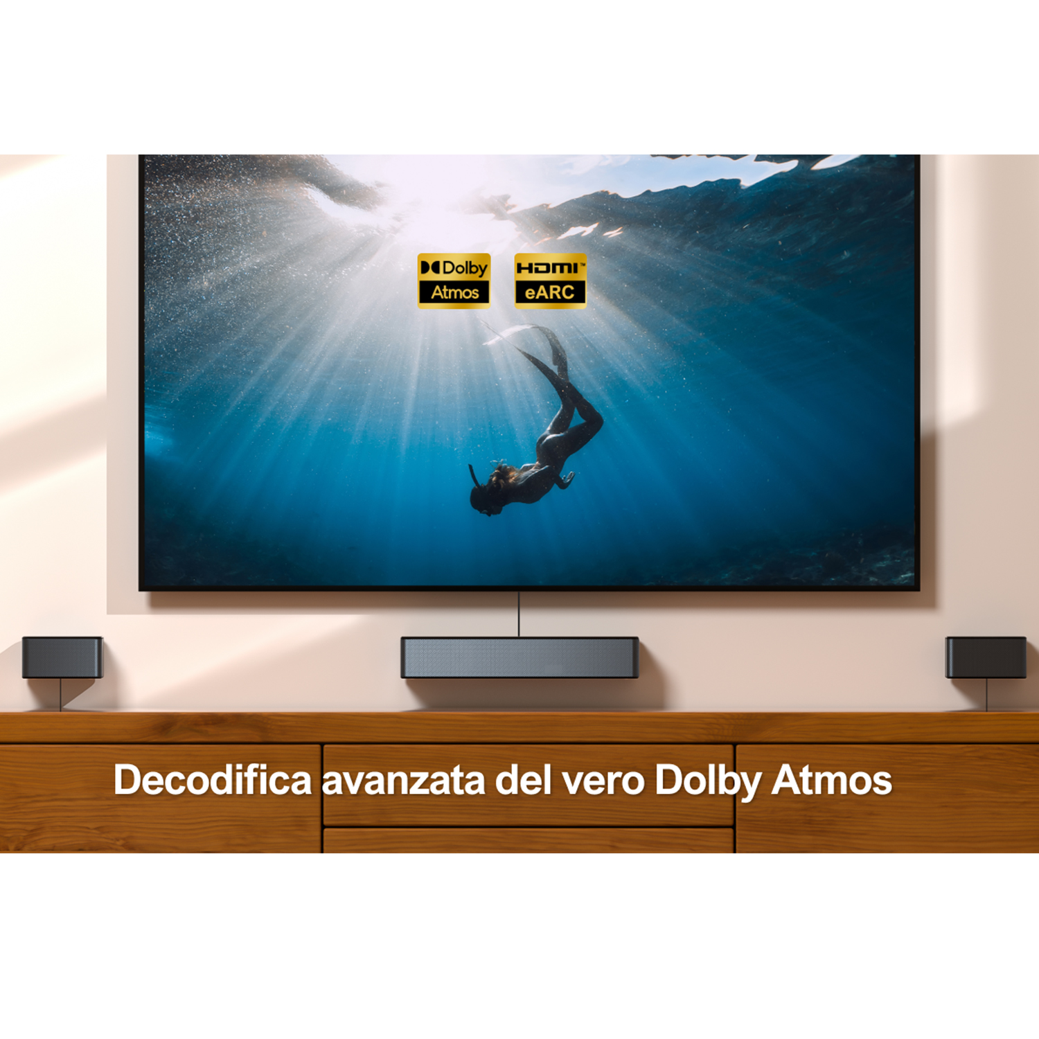 Una TV con un subacqueo in acqua. Diffusori ai lati. Testo: 'decodifica Dolby Atmos avanzata'.