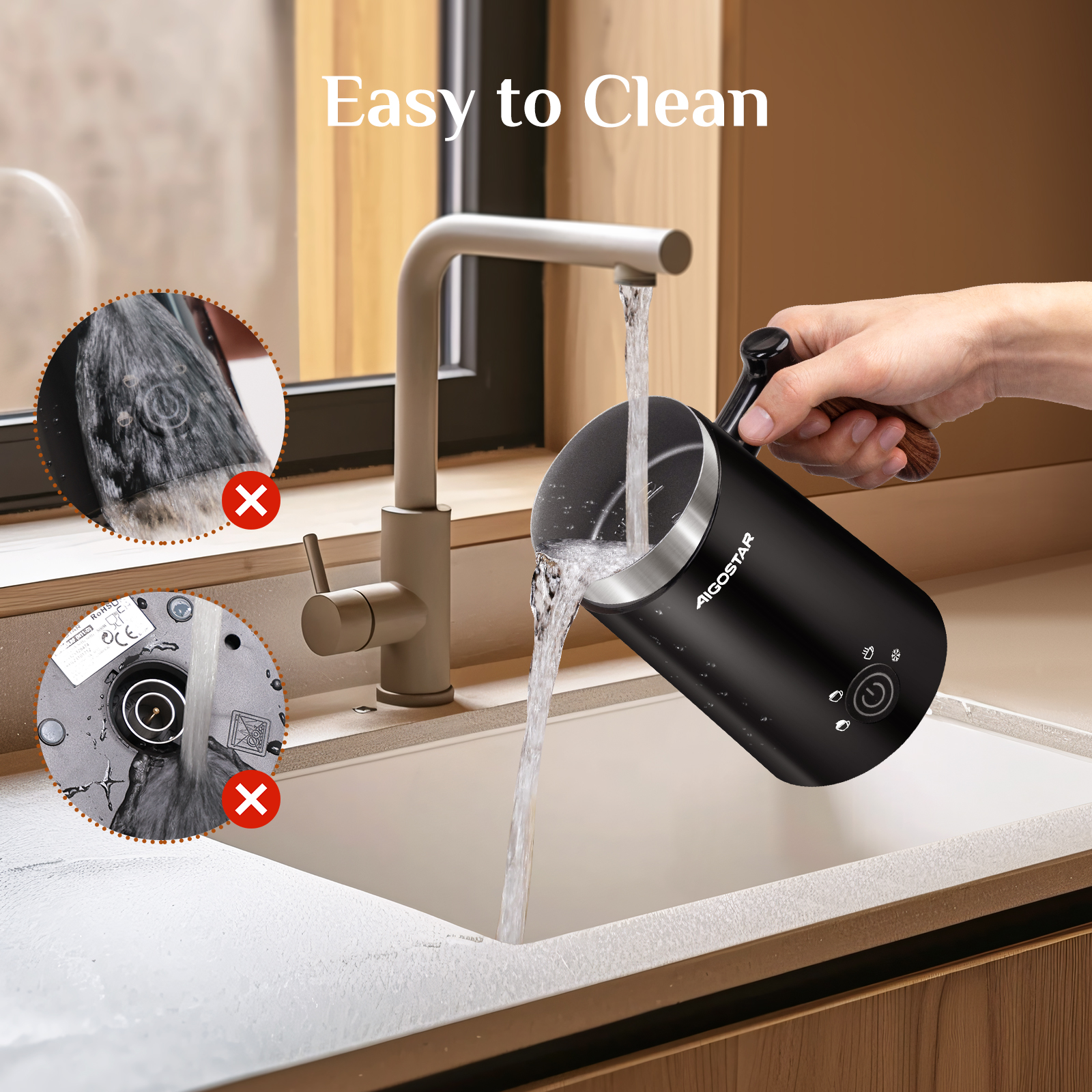 Ein schwarzer Wasserkocher wird in einem Waschbecken gespült. Das Waschbecken ist weiß, der Wasserhahn silber.